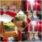 Cadre avec montage de 5 photos représentant la chambre BabaYaga, les 2 lits, la table et les 2 fauteuils bohème, une fenêtre ouverte avec vue sur les champs de tournesols.