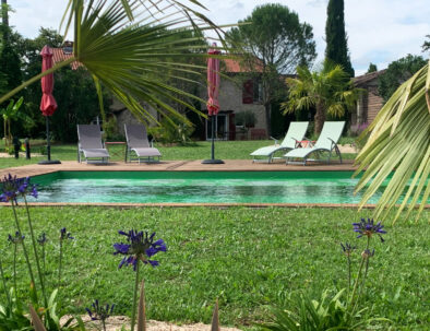 Détente autour de la piscine écologique Brin de Cocagne